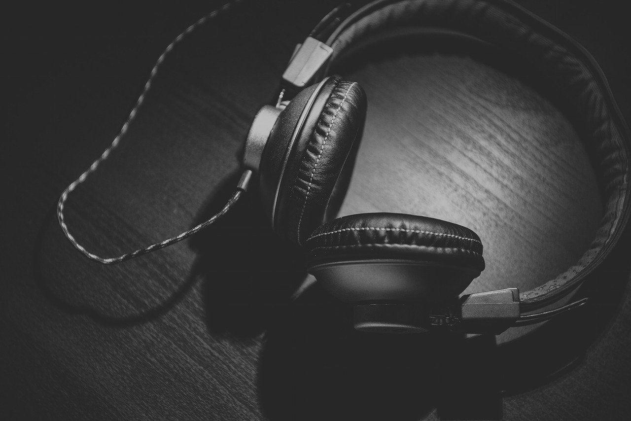 headphones 690685 1280