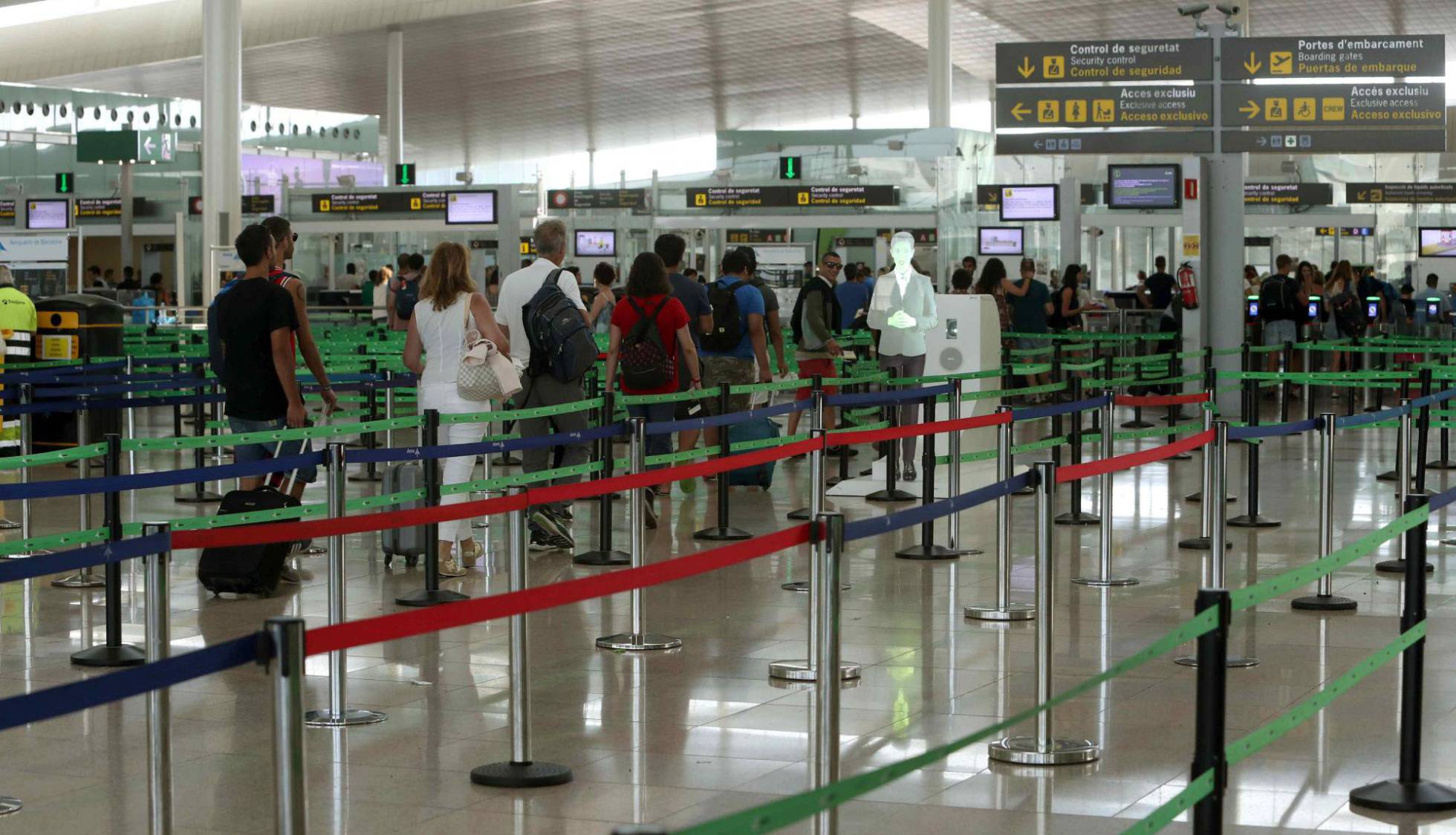 Los controles de acceso al Prat, este martes sin apenas colas